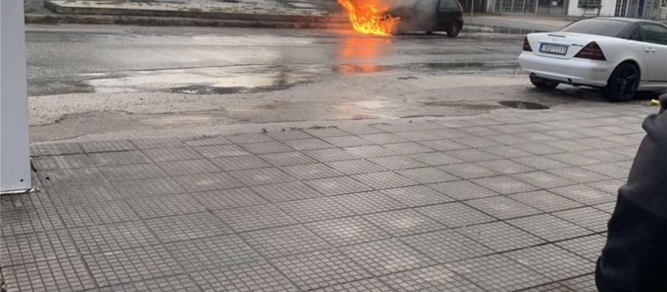 Συναγερμός στα Τρίκαλα: Αυτοκίνητο τυλίχτηκε στις φλόγες μπροστά σε πρατήριο βενζίνης (βίντεο)